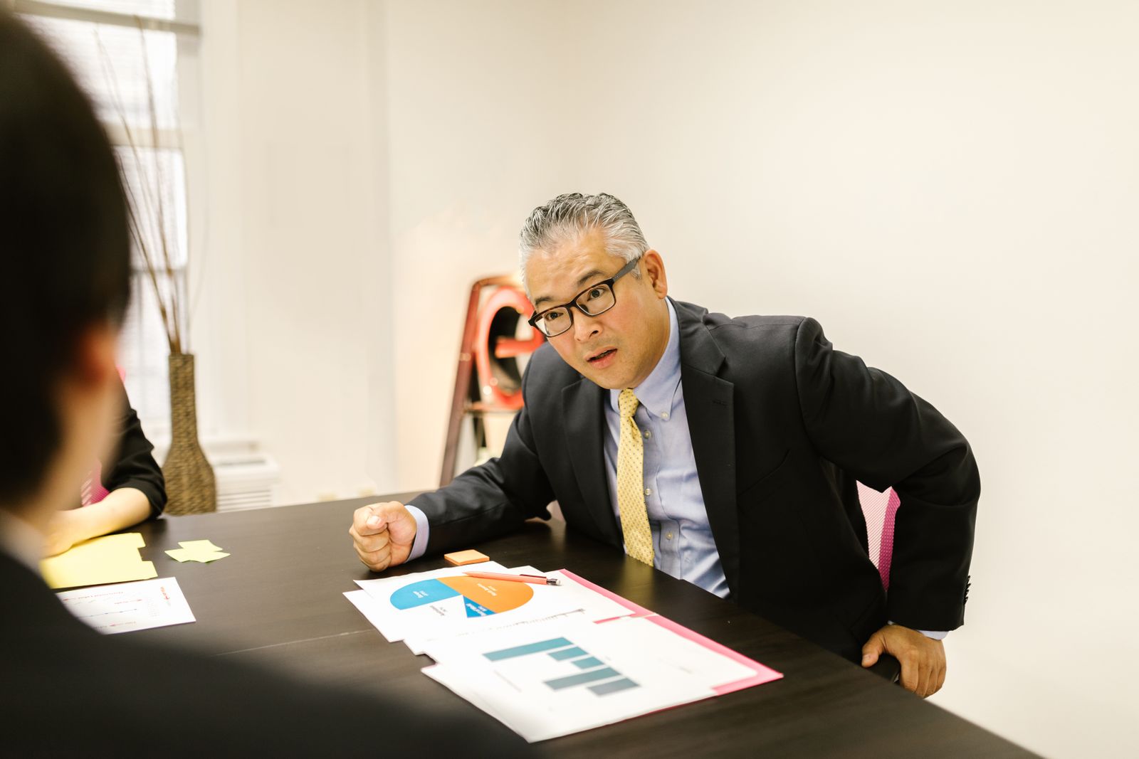 資料をもとに説明する担当者